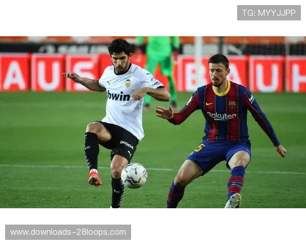 巴萨破密集防守难题：边路宽度与中路渗透结合